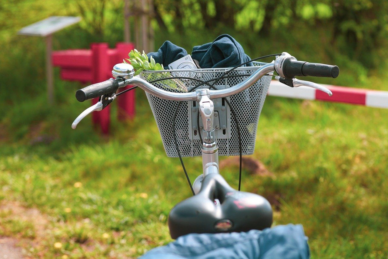 Ein Fahrrad mit einem Fahrradkorb.