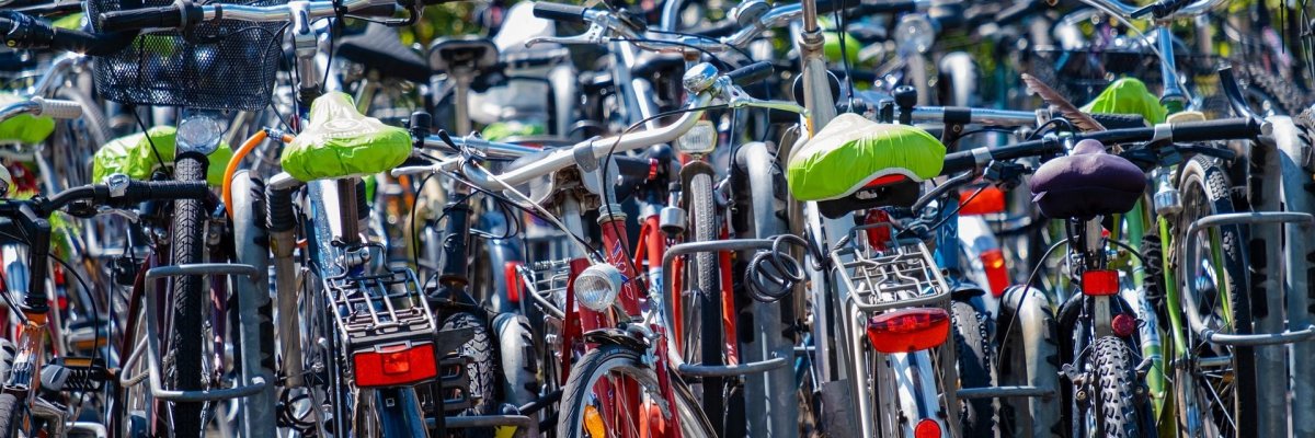 Fahrräder Viele Fahrräder stehen durcheinander an Fahrradständern.