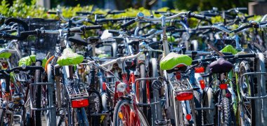 Viele Fahrräder stehen durcheinander an Fahrradständern.