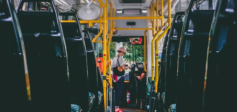 Eine Frau bezahlt im Bus. Eine Frau bezahlt im Bus.
