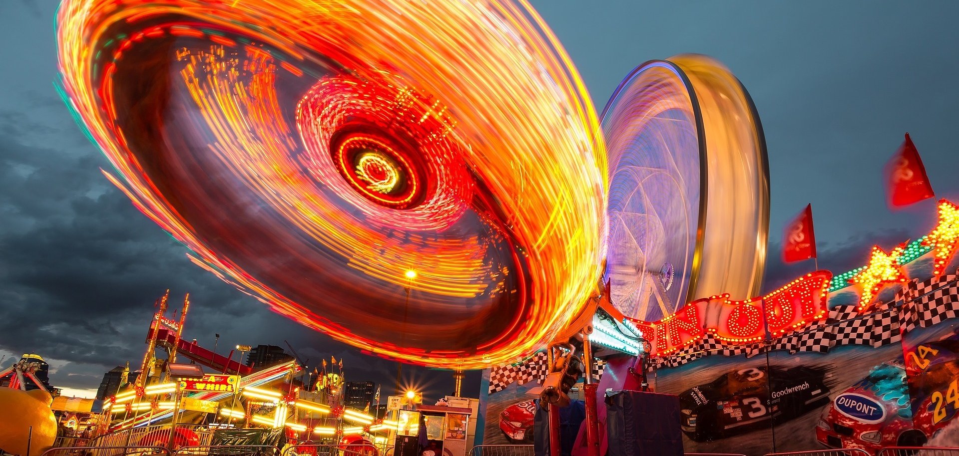 Ein beleuchteter Jahrmarkt am Abend.