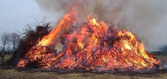 Ein Osterfeuer auf einem Feld.