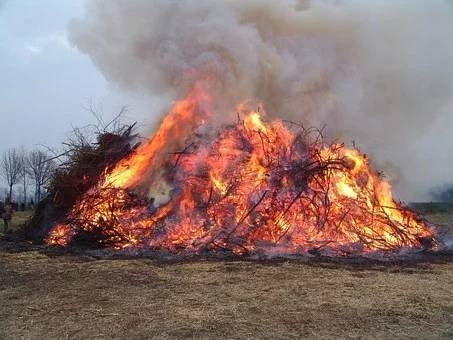Ein Osterfeuer auf einem Feld.