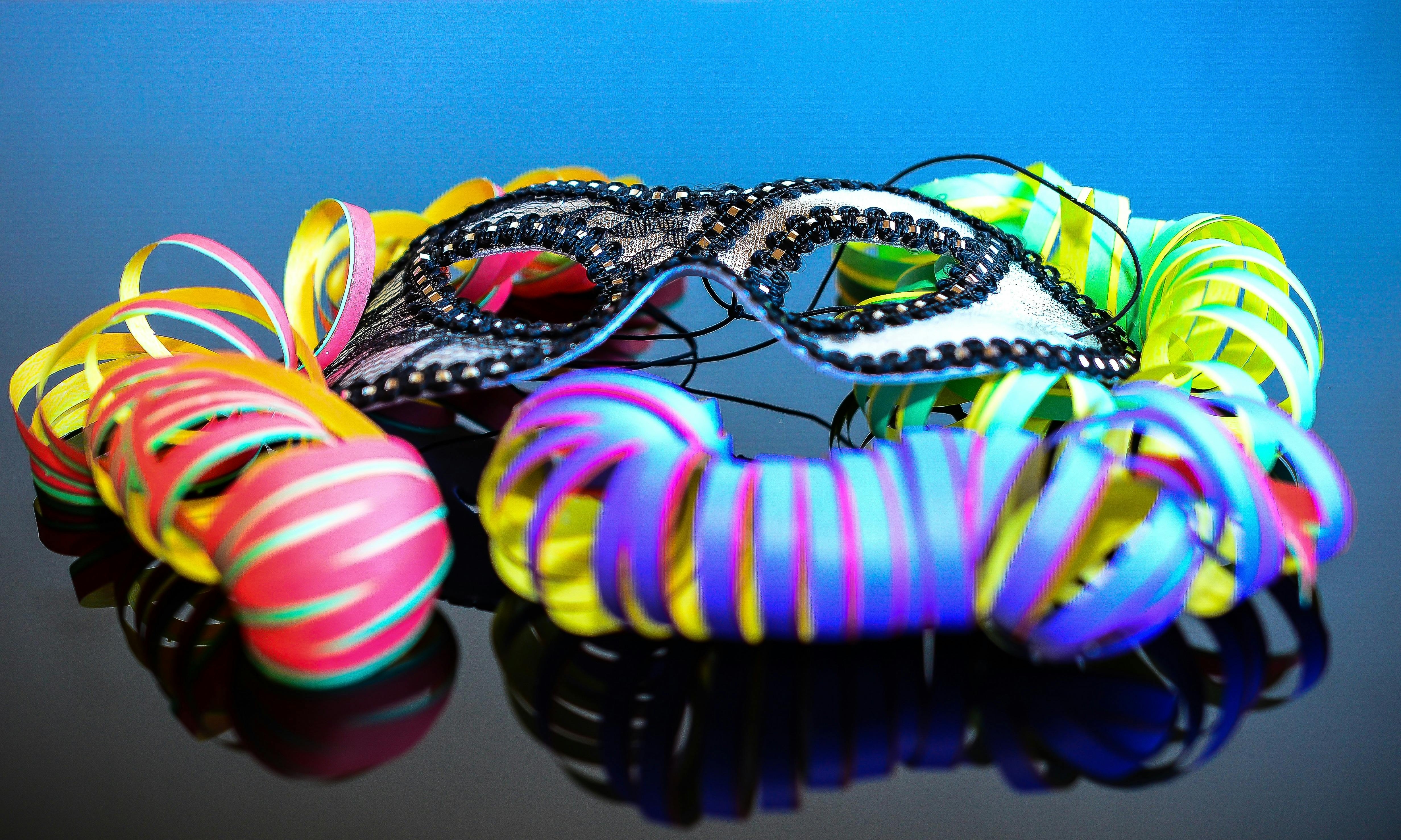 Eine Karnevalsmaske auf Luftschlangen.