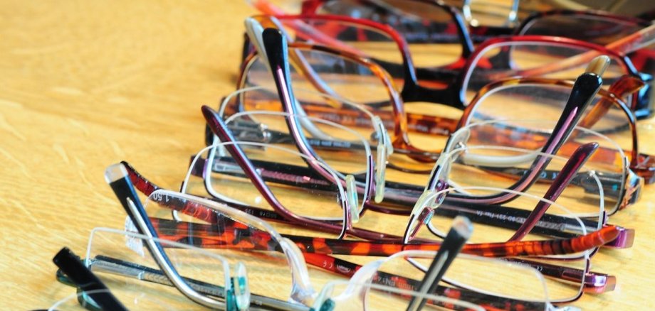 Zahlreiche bunte Brillengestelle