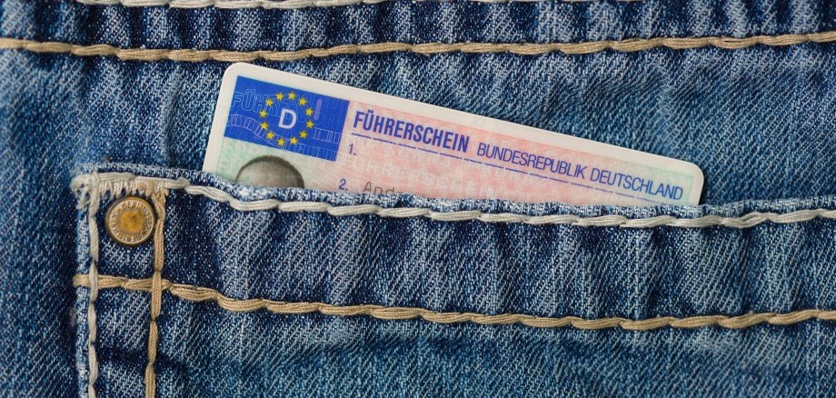 Ein Führerschein steckt in einer Jeans-Hosentasche.