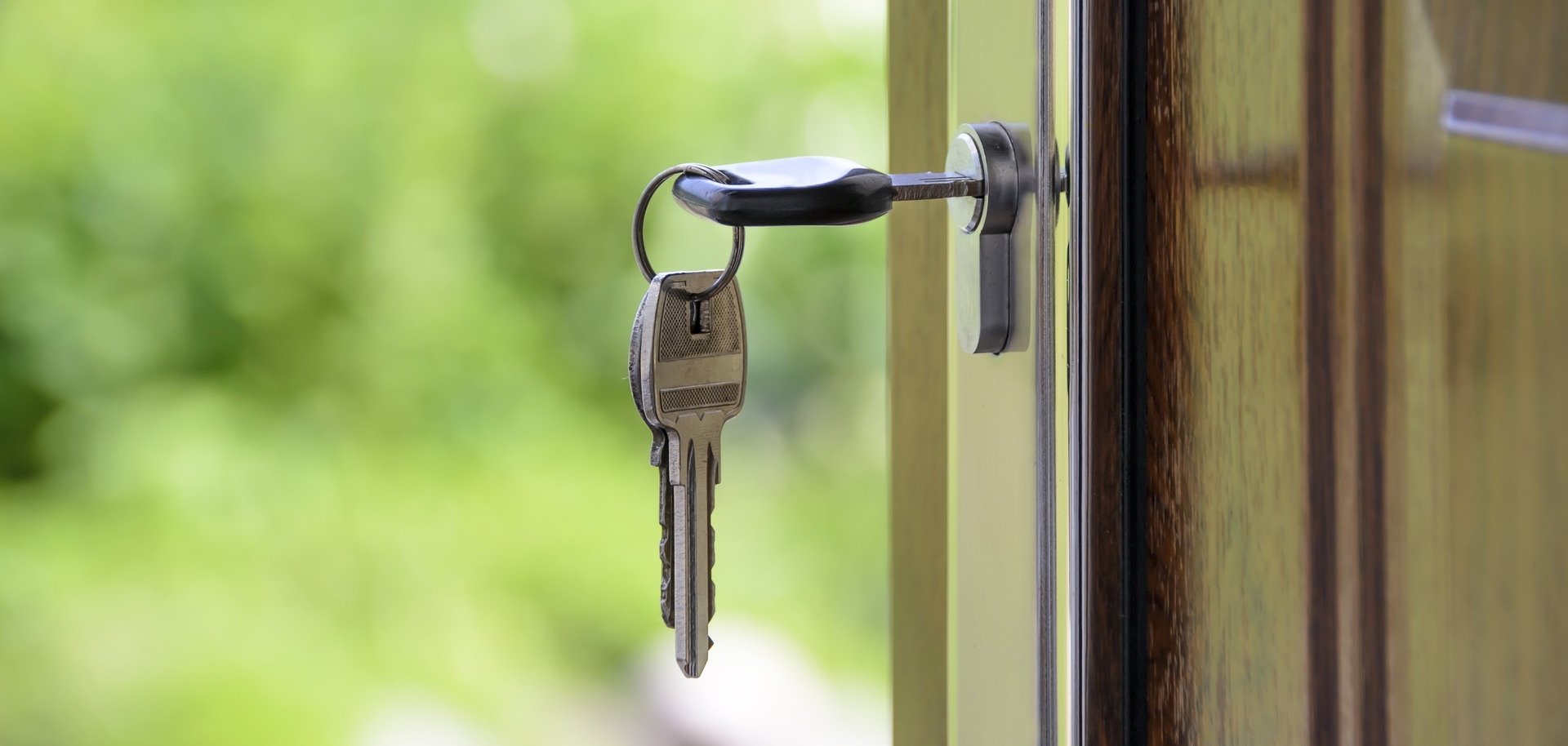 Ein Schlüssel steckt in einem Schloss in einer Tür.