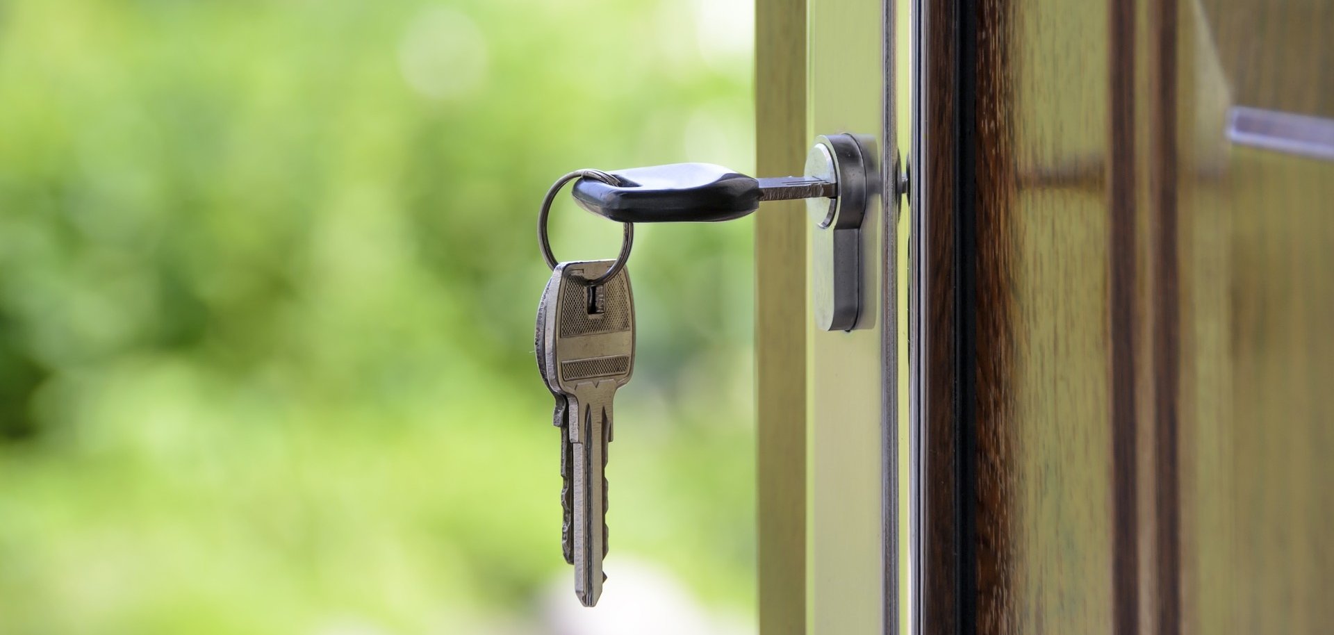 Ein Schlüssel steckt in einem Schloss in einer Tür.