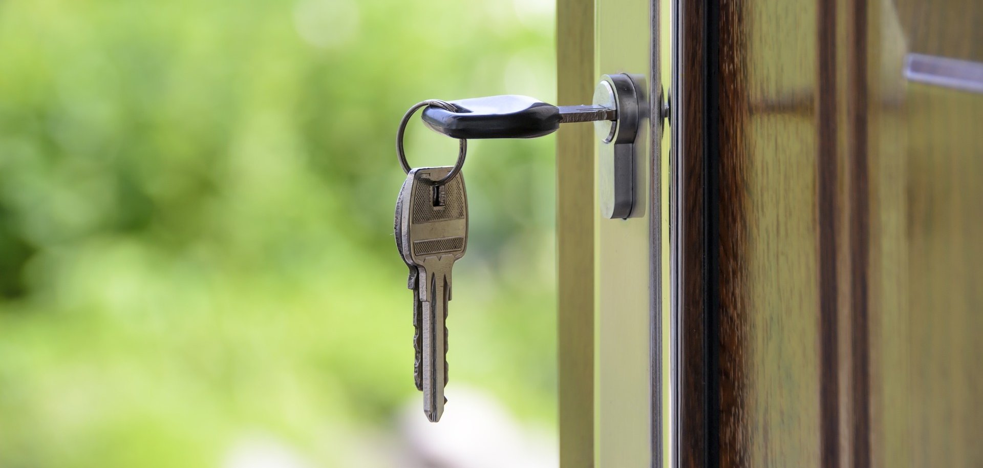 Ein Schlüssel steckt in einem Schloss in einer Tür.