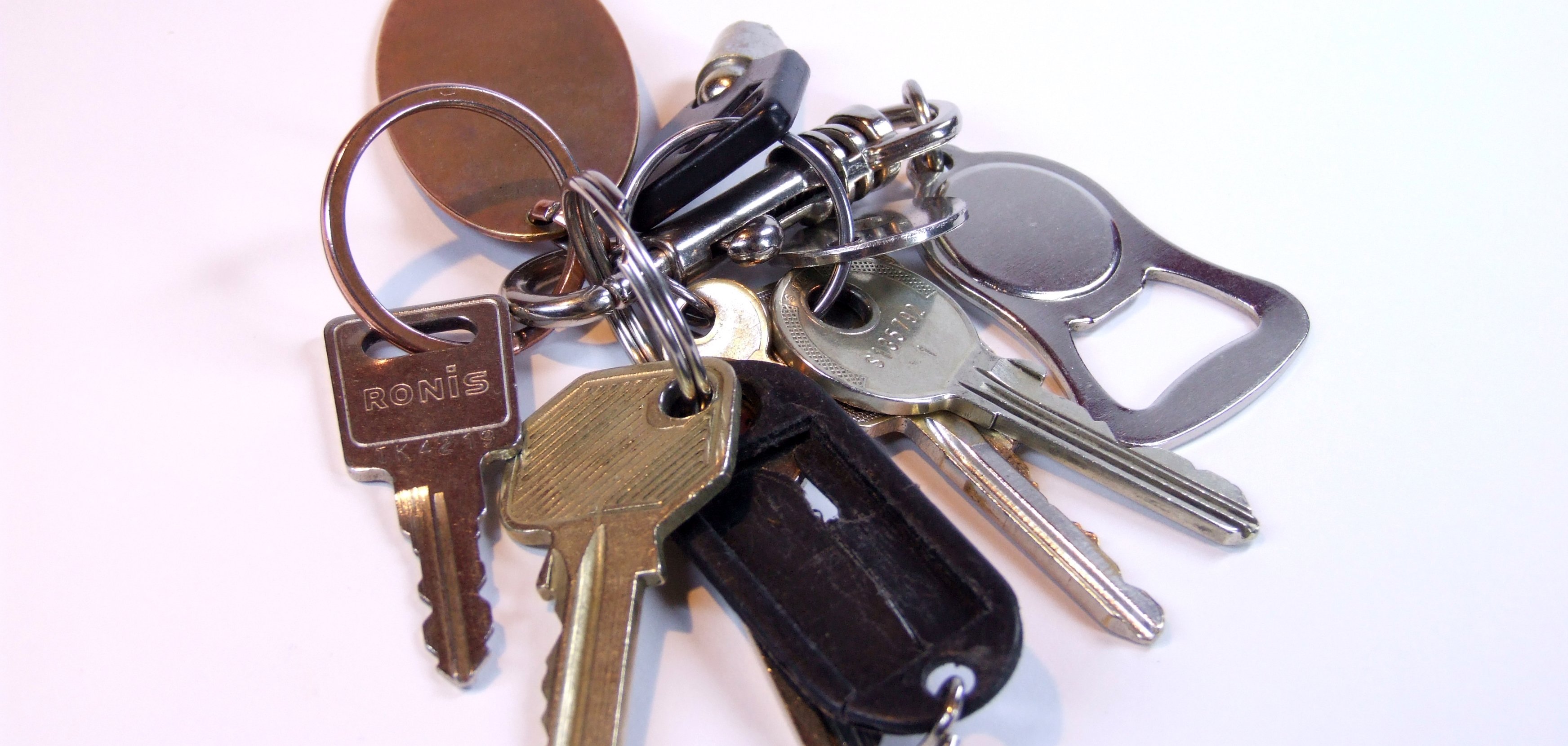 Ein Schlüsselbund liegt auf einem Tisch.