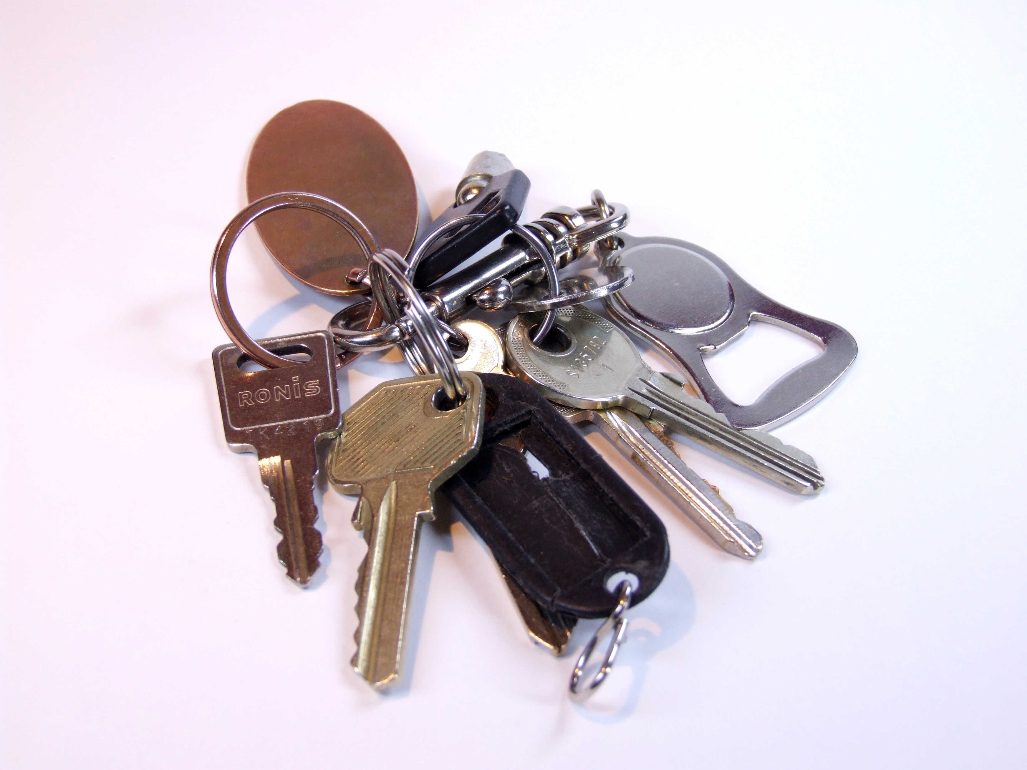 Ein Schlüsselbund liegt auf einem Tisch.