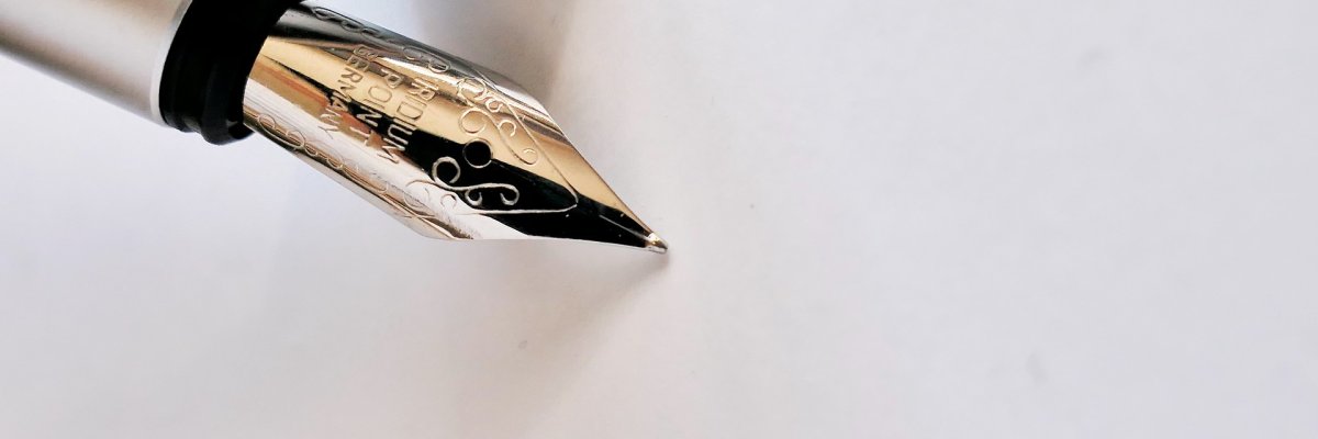 Ein Füller und ein Blatt Papier.