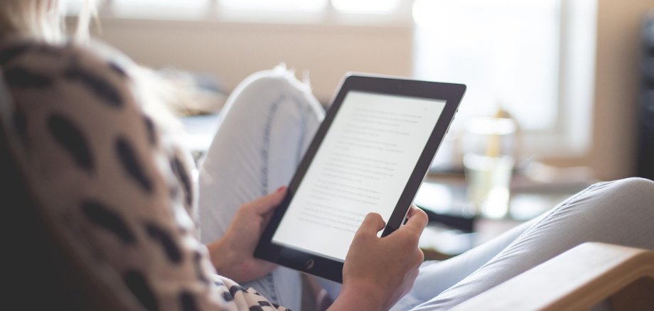 Eine Frau liest in einem E-Book.
