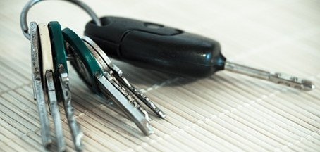 Hier sehen Sie einen Schlüsselbund mit vielen Schlüsseln.