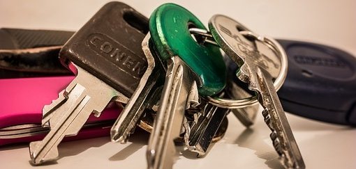 Hier sehen sie einen Schlüsselbund mit vielen Schlüsseln.