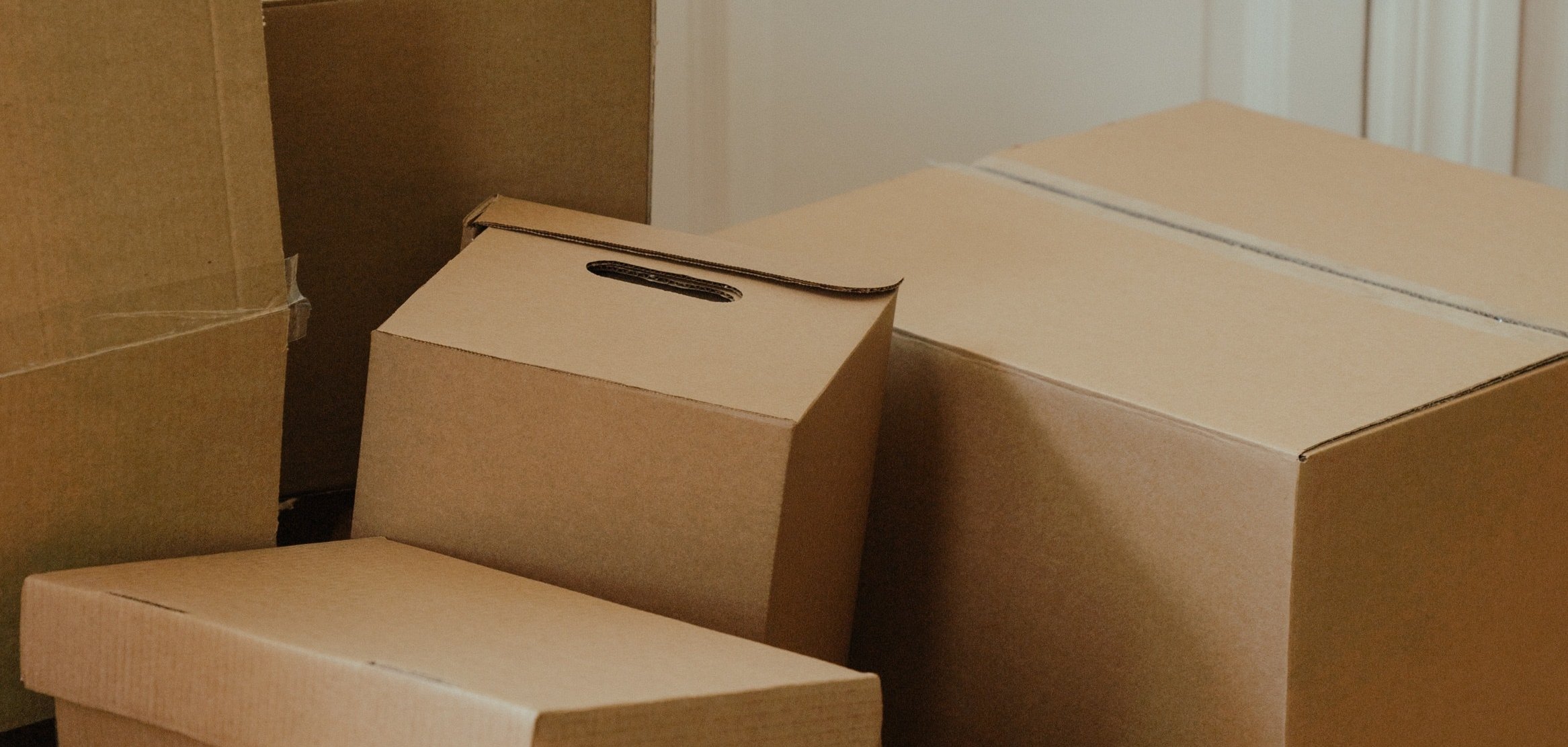 Umzugskartons stehen in einem Zimmer.