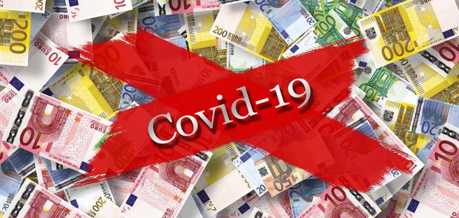 Banknoten mit einem roten Covid-Schriftzug