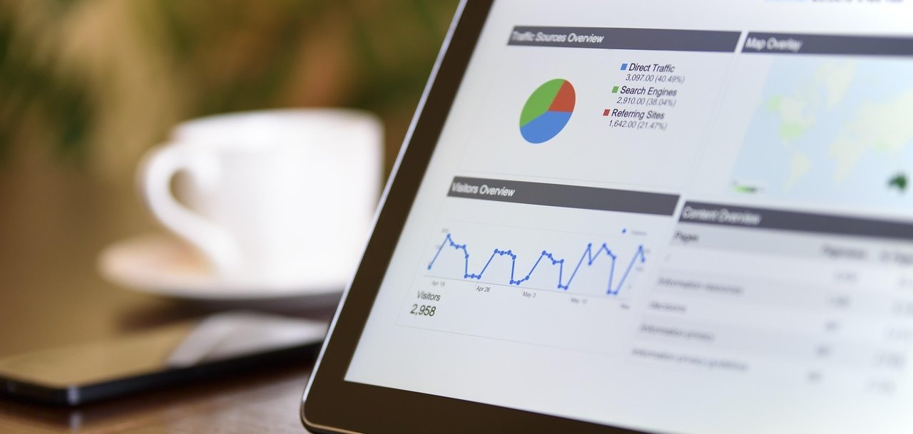 Ein Tablet auf dem Grafiken abgebildet sind.