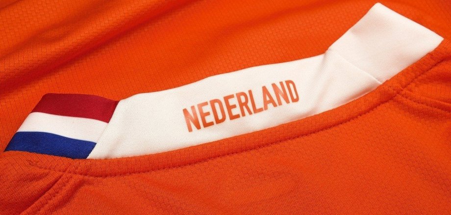 Schild mit der Niederländischen Flagge