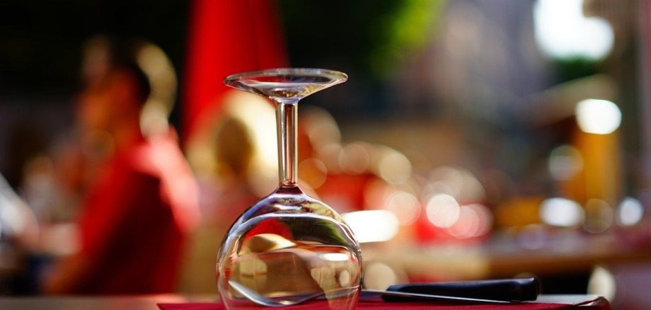Ein umgedrehtes Weinglas auf einem Tisch.