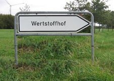 Schild mit der Aufschrift „Wertstoffhof“.