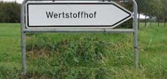 Schild mit der Aufschrift „Wertstoffhof“.