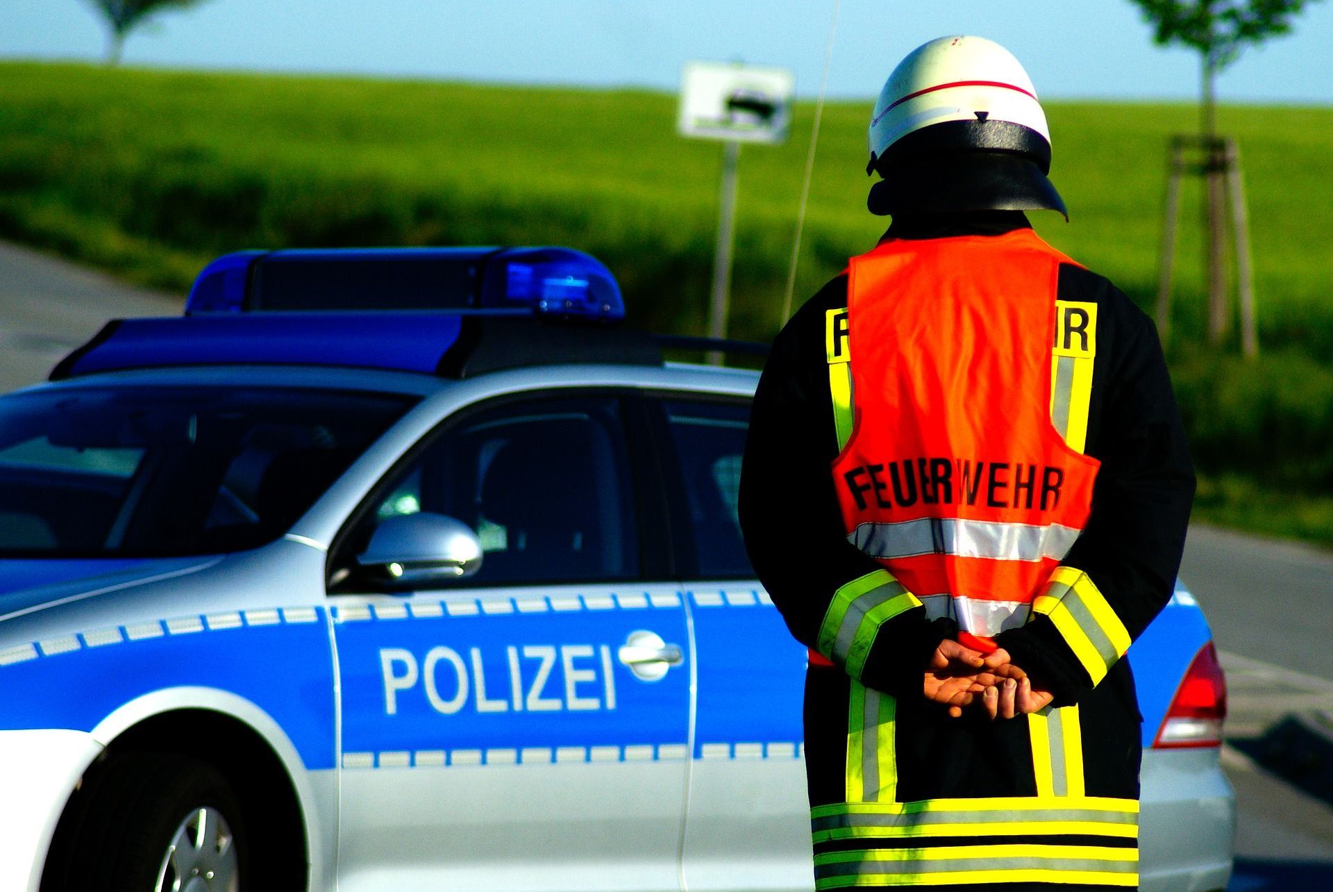 Polizeiauto und Feuerwehrmann