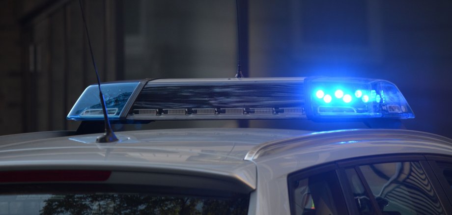Das Blaulicht auf einem Polizeiwagen.