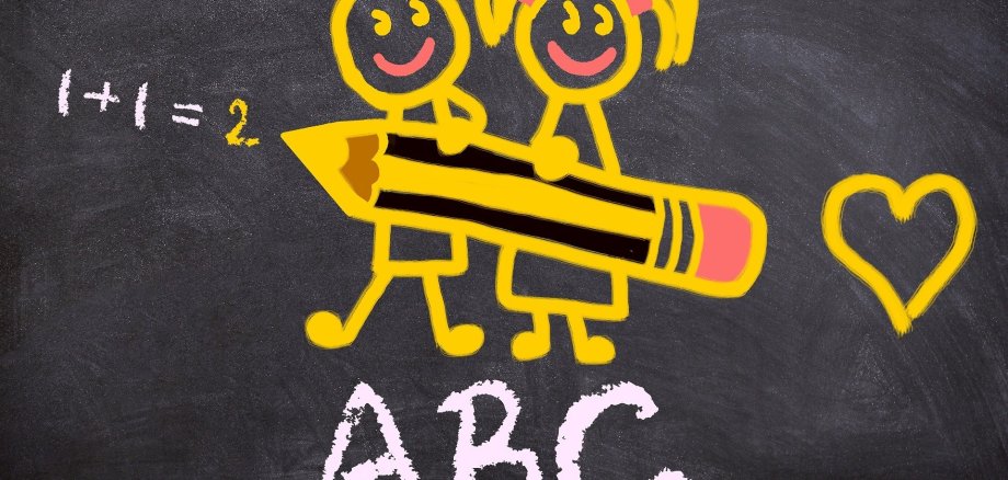 Auf einer Tafel sind zwei Kinder gezeichnet die einen Stift tragen. Rechts daneben ist ein Herz, darunter steht "ABC" und links daneben steht 1+1=2.