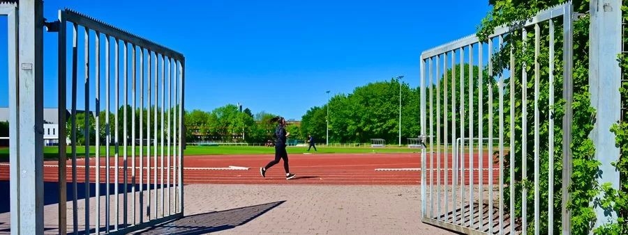 Großes offenes Tor welches zum Sportplatz führt