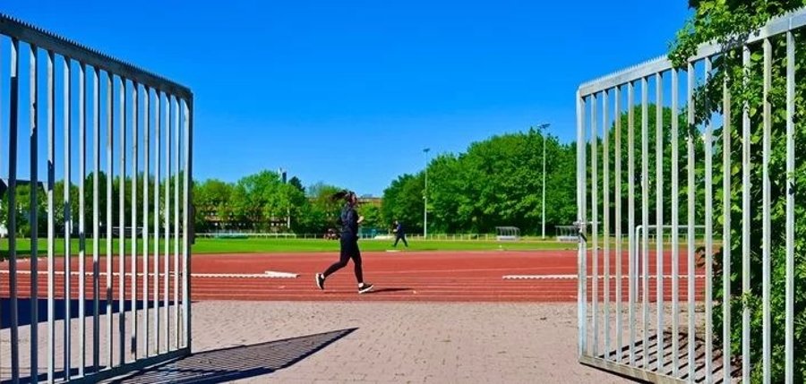 Großes offenes Tor welches zum Sportplatz führt