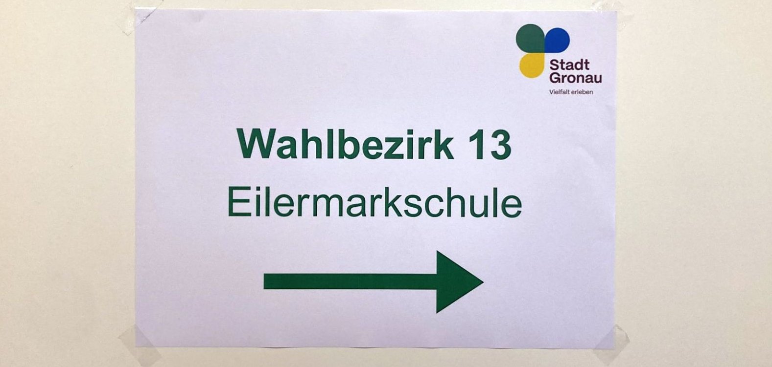 Ein Schild weist den Weg zum Wahlbezirk 13 in der Eilermarkschule.