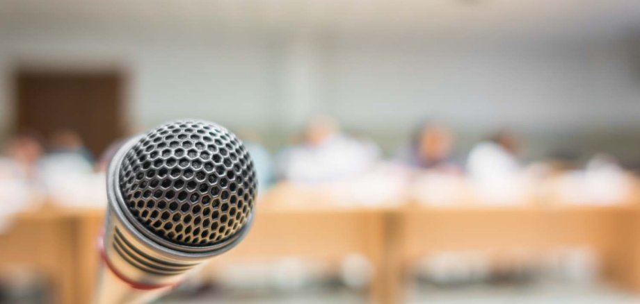 Schwarzes Mikrofon in einem Konferenzraum Schwarzes Mikrofon in einem Konferenzraum