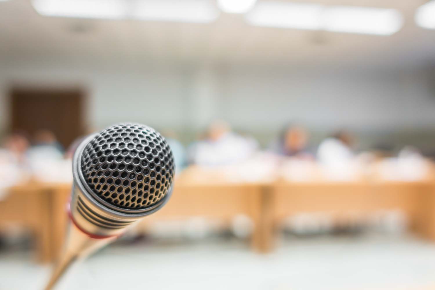 Schwarzes Mikrofon in einem Konferenzraum