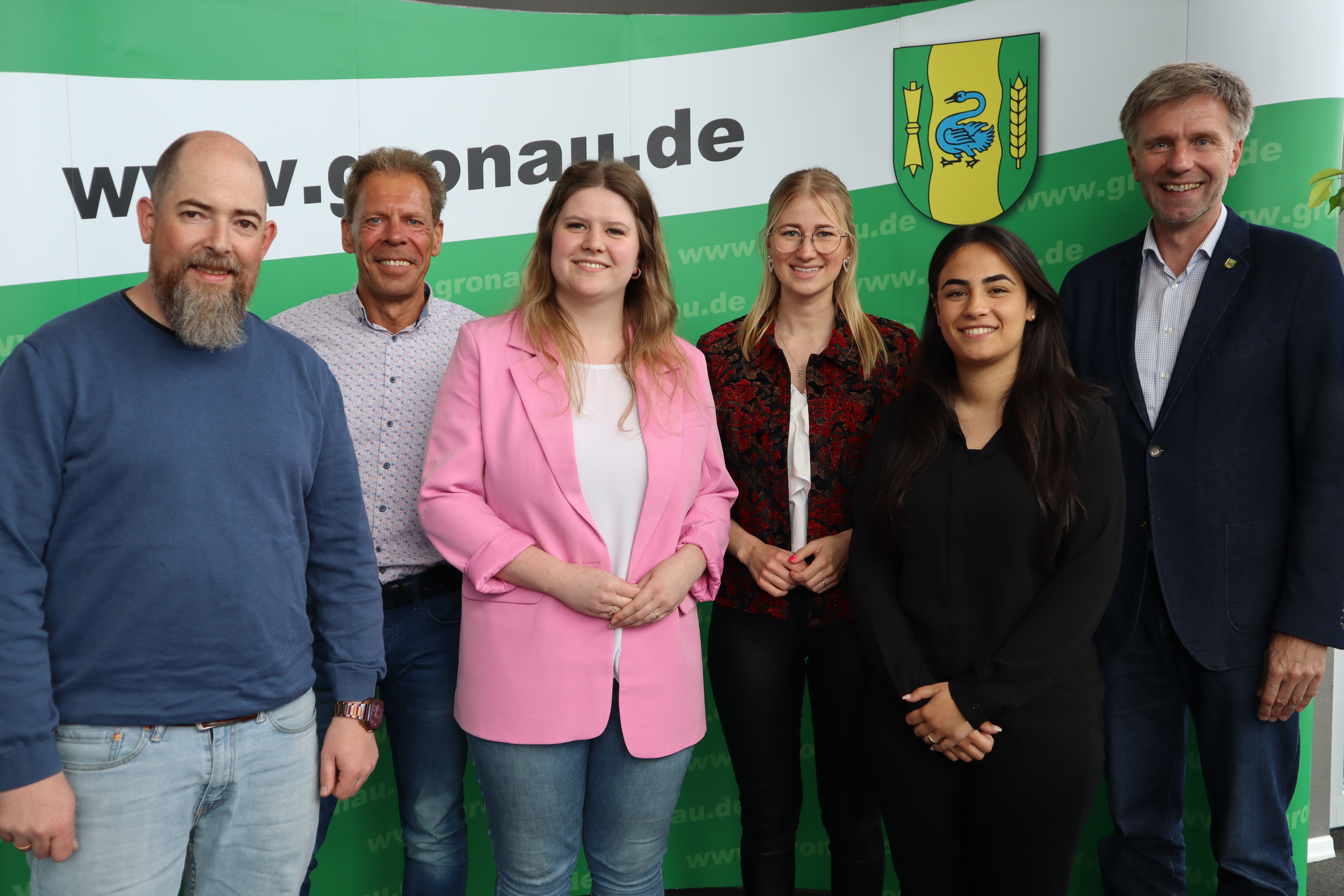 Bild (von links nach rechts): Ausbildungsleitung Herr Klümper, Fachdienstleitung Personal und Organisation Herr Hollenborg, Frau Weitkamp, Frau Klümper, Frau Kesenci, Bürgermeister Herr Doetkotte. Es fehlt: Frau Zimmermann