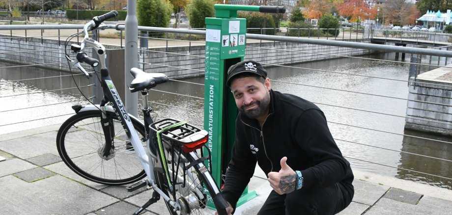 Luft- und Pumpenstation für Fahrräder am rock'n'popmuseum