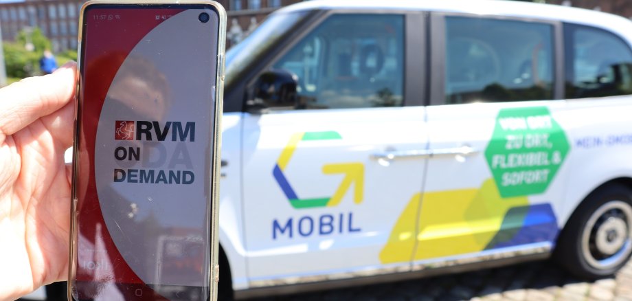 G-Mobil mit App auf einem Handy