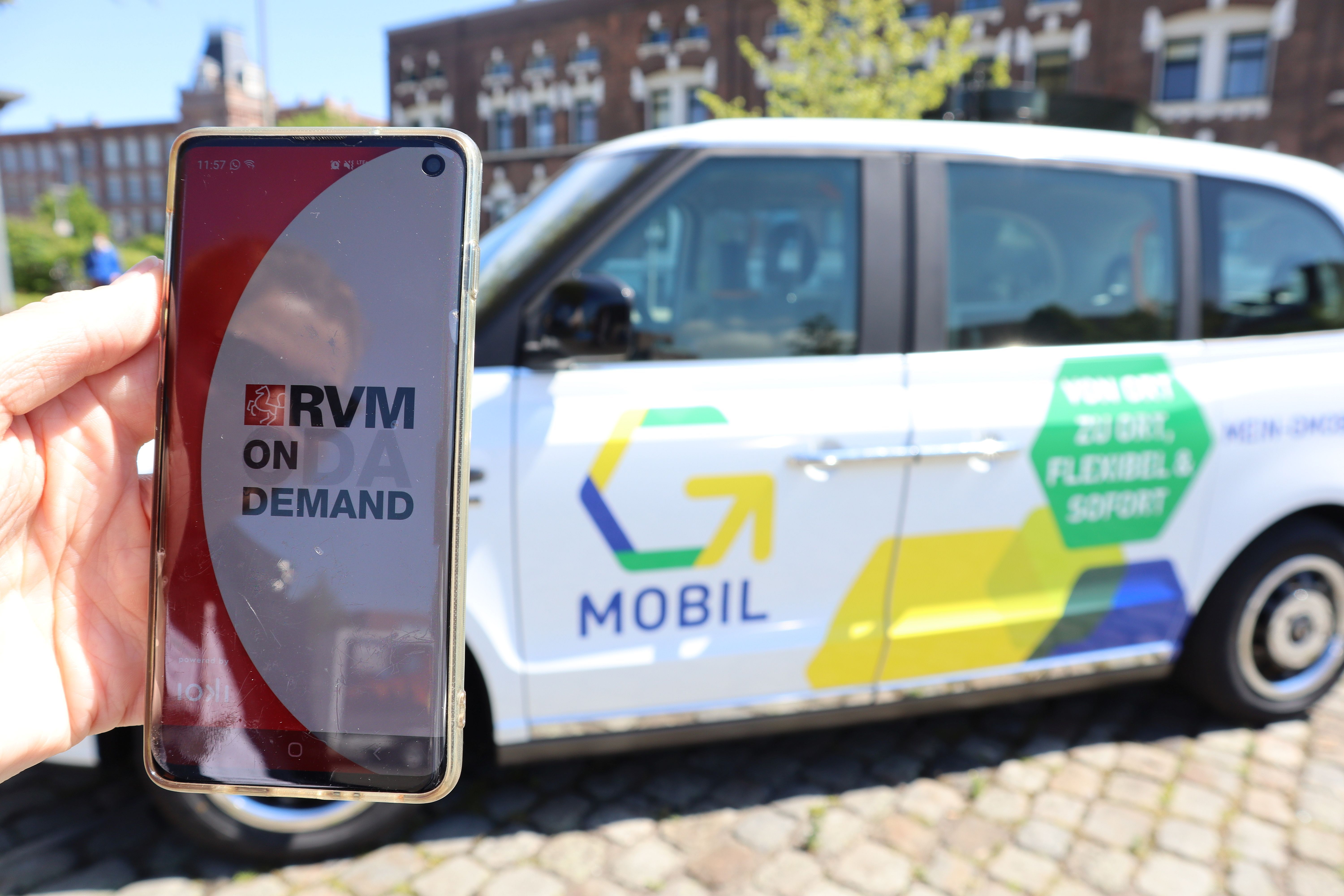 G-Mobil mit App auf einem Handy