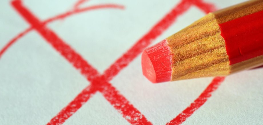 Rotstift mit einem Kreuz im Kreis