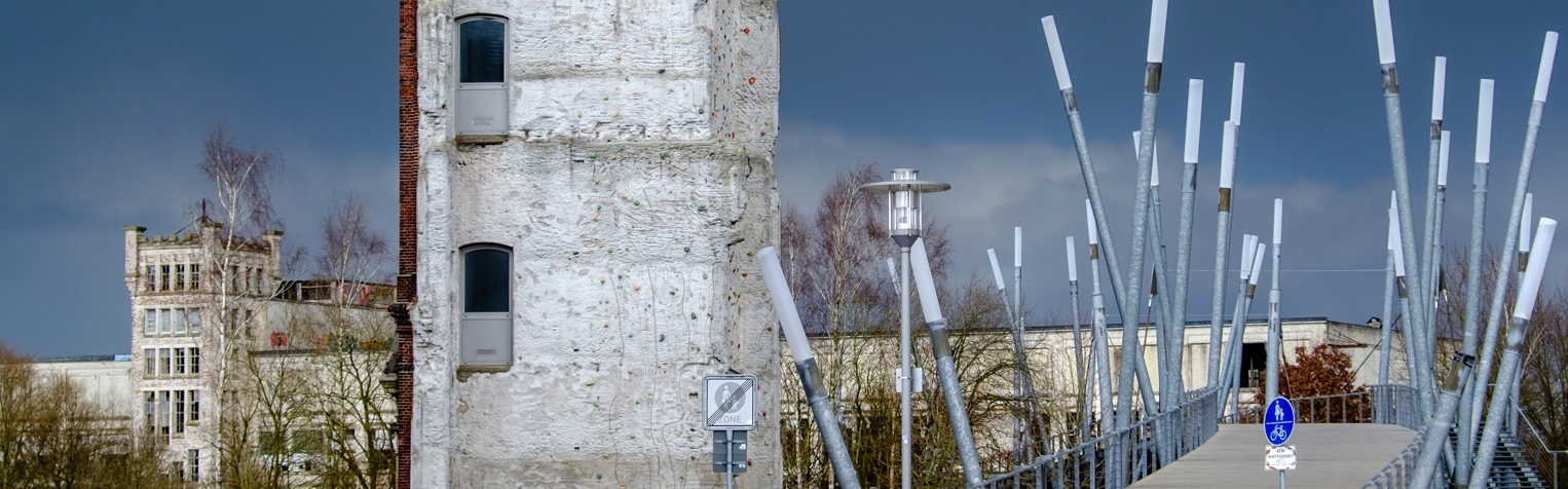 Rechts im Bild ist die Bogenbrücke aus Sicht der LAGA, in der Mitte der weiße Kletterturm und links vom Kletterturm die weiße Dame im Ansatz. Der Himmel ist verdunkelt, jedoch handelt es sich um eine Aufnahme bei Tag.