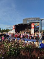 Buntes Bühnenprogramm beim Stadtfest in Gronau mit zahlreichen Kindern und Jugendlichen auf der Bühne, Publikum schaut zu Buntes Bühnenprogramm beim Stadtfest in Gronau mit zahlreichen Kindern und Jugendlichen auf der Bühne, Publikum schaut zu