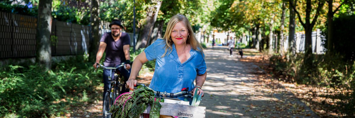 Eine Frau und in Mann mit ihrem Fahrrad.