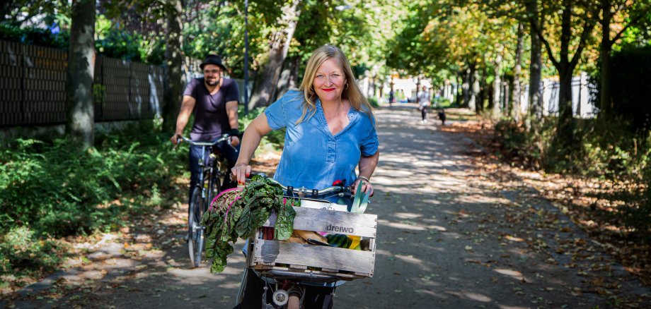 Eine Frau und in Mann mit ihrem Fahrrad.