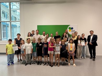 Die ausgezeichneten Teilnehmenden mit dem Bürgermeister 
