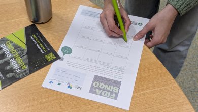 Teilnehmerin füllt das Klimabingo aus