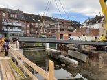 Die neue Dinkelbrücke wird mit einem Kran abgesenkt