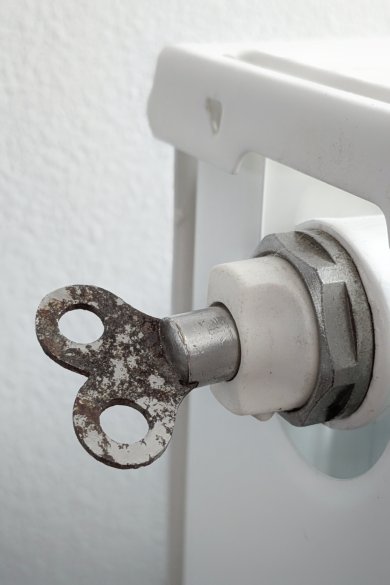 Heizung wird mit einem Entlüftungsschlüssel entlüftet Heizung wird mit einem Entlüftungsschlüssel entlüftet