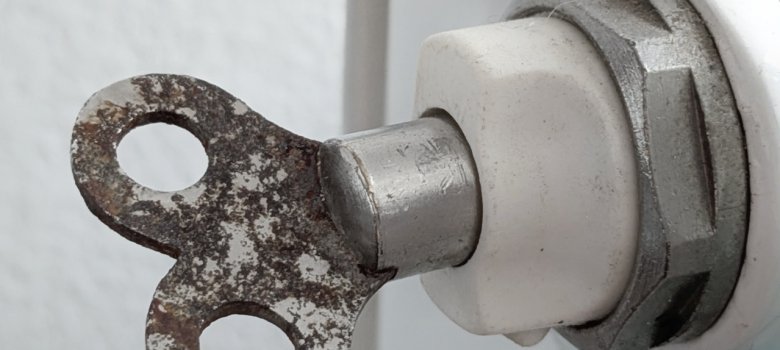 Heizung wird mit einem Entlüftungsschlüssel entlüftet Heizung wird mit einem Entlüftungsschlüssel entlüftet