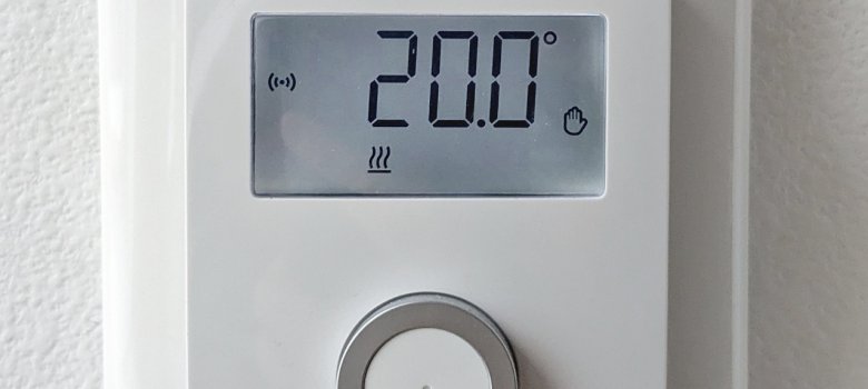 Digitales Thermometer an der Heizung zeigt 20 Grad Digitales Thermometer an der Heizung zeigt 20 Grad