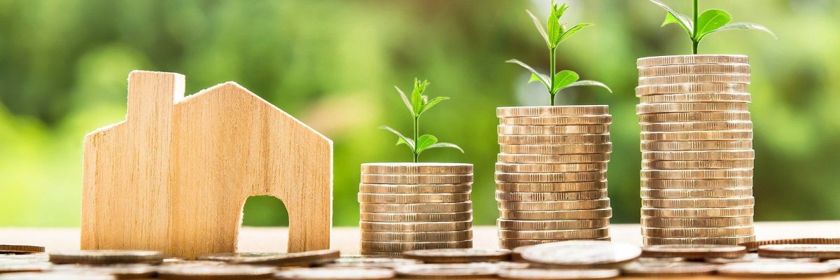 Stapel mit Münzen und Haussymbol Stapel mit Münzen und Haussymbol